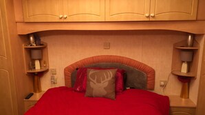 Cabin | 2 bedrooms, iron/ironing board, bed sheets - Lodgesleeps3-garden-balcony-parking-valleyview (Newton Stewart)