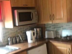 Cabaña | Cocina privada | Refrigerador, microondas, horno y parrilla de estufa