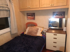 2 bedrooms, iron/ironing board, bed sheets - Lodgesleeps3-garden-balcony-parking-valleyview (Newton Stewart)