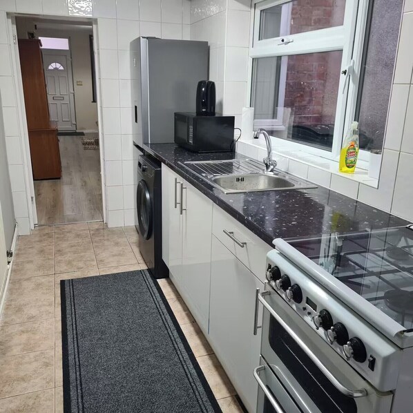 House | Private kitchen | Fridge, microwave, oven, stovetop