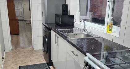 Stylish Central Home - Sleeps 4 & Private Garden