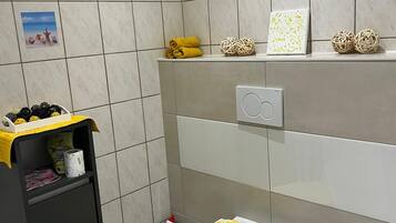 Een haardroger, handdoeken, zeep, shampoo