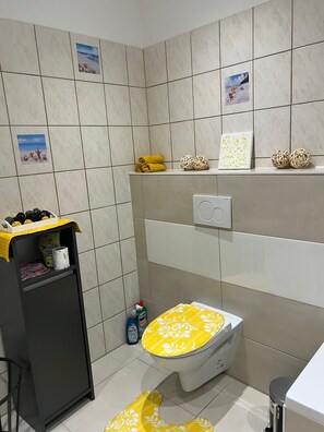 Sèche-cheveux, serviettes fournies, savon, shampoing