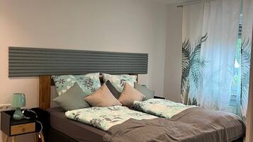 2 makuuhuonetta, silitysrauta/-lauta, vauvan matkasänky, ilmainen Wi-Fi