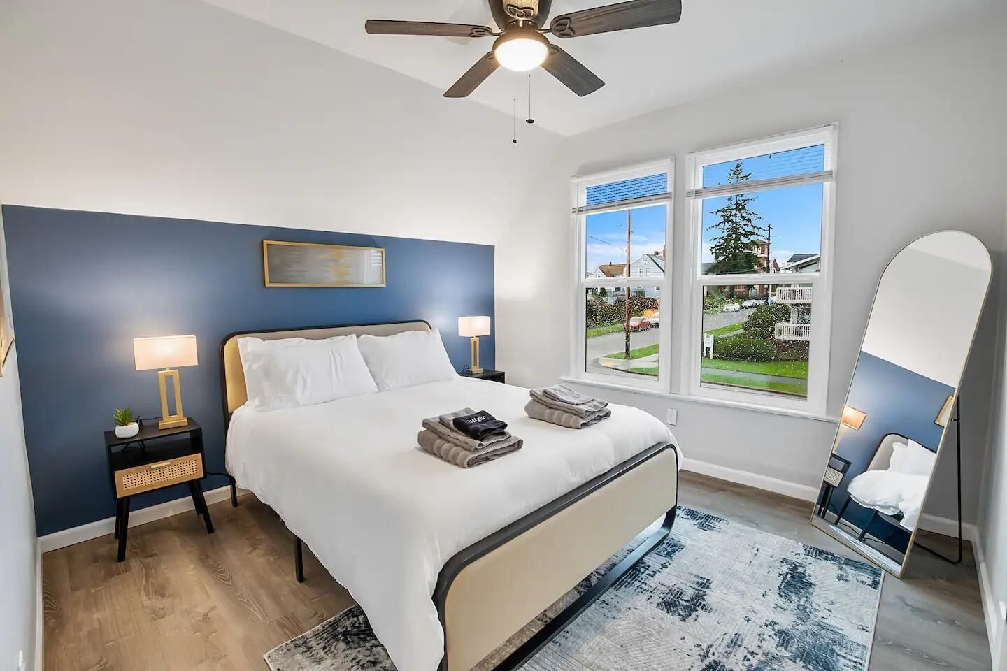 2 makuuhuonetta, työpöytä, silitysrauta/-lauta, vauvan matkasänky