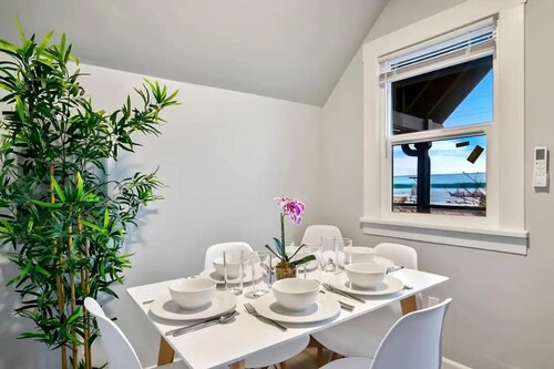 Historic 2 BR apartment in Everett w/ modern comforts. Features AC, full kitchen, W/D, and dedicated workspace. Only 4 mins to Providence Medical & close to Naval Station. Free street parking