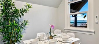 Historic 2 BR apartment in Everett w/ modern comforts. Features AC, full kitchen, W/D, and dedicated workspace. Only 4 mins to Providence Medical & close to Naval Station. Free street parking