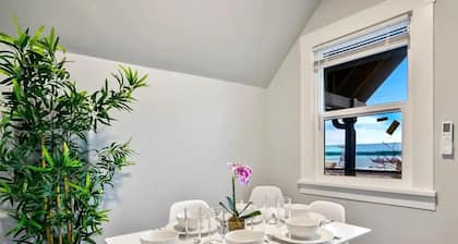 Historic 2 BR apartment in Everett w/ modern comforts. Features AC, full kitchen, W/D, and dedicated workspace. Only 4 mins to Providence Medical & close to Naval Station. Free street parking