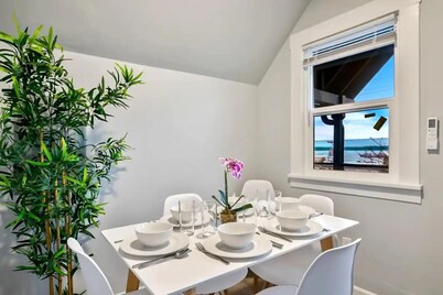 Historic 2 BR apartment in Everett w/ modern comforts. Features AC, full kitchen, W/D, and dedicated workspace. Only 4 mins to Providence Medical & close to Naval Station. Free street parking