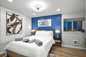 2 bedrooms, iron/ironing board, free WiFi, bed sheets - Historic 2 BR apartment in Everett, WA, sleeps 6. Includes a FREE reserved parking spot! Remodeled with A/C, W/D, and full kitchen. Minutes from Arena, Medical Center, and Naval Station. (Everett)