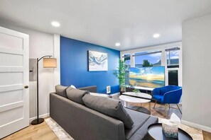 Smart TV, offices - Historic 2 BR apartment in Everett, WA, sleeps 6. Includes a FREE reserved parking spot! Remodeled with A/C, W/D, and full kitchen. Minutes from Arena, Medical Center, and Naval Station. (Everett)