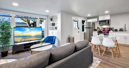 Historic 2 BR apartment in Everett, WA, sleeps 6. Includes a FREE reserved parking spot! Remodeled with A/C, W/D, and full kitchen. Minutes from Arena, Medical Center, and Naval Station.