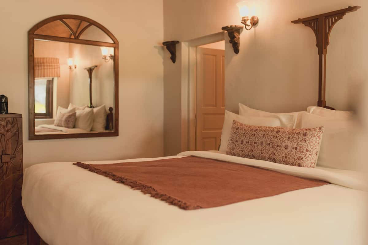 Habitació Deluxe, 1 llit de matrimoni gran, vistes al jardí | Escriptori, planxa i posts de planxar i wifi gratuïta