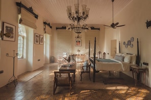 Suite superior, 1 llit de matrimoni gran, vistes al jardí | Sala d'estar