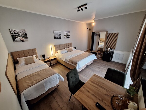 Superior driepersoonskamer, uitzicht op tuin | Verduisterende gordijnen, een strijkplank/strijkijzer, gratis wifi