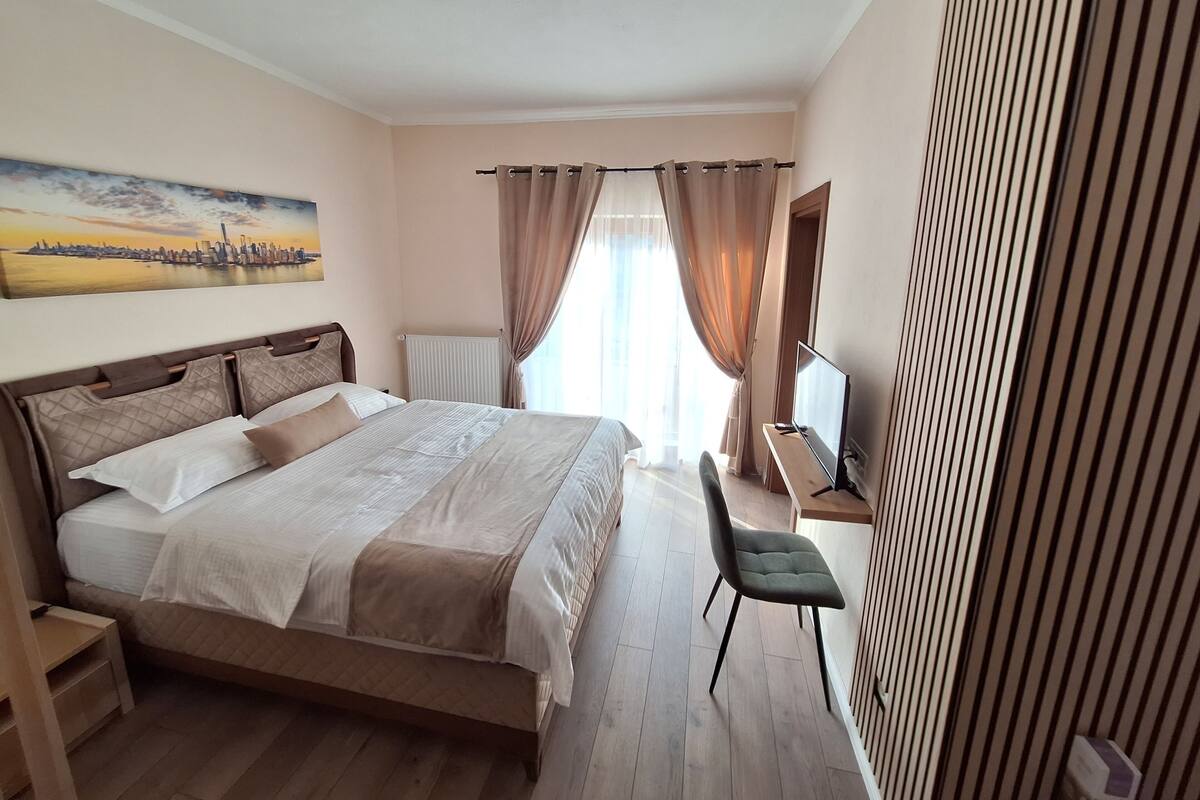 Une chambre à coucher avec un lit, un bureau, une chaise et un radiateur.