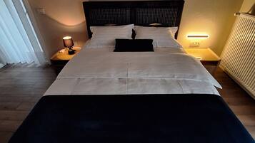 Superior-Doppelzimmer, Balkon | 2 Schlafzimmer, Verdunkelungsvorhänge, Bügeleisen/Bügelbrett