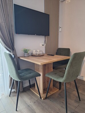 Superior Triple Room, Garden View | Living area | TV - Casa Don Felipe (Timisoara)