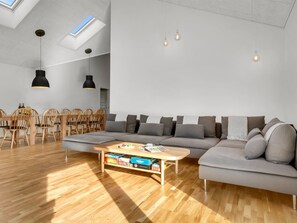 Téléviseur, foyer, table de baby-foot