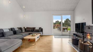 Télévision, cheminée, baby-foot