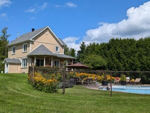 Exterior - A slice of paradise offering you privacy, convenience, and tranquility, with all the amenities you c (Sainte-Anne-de-la-Rochelle)