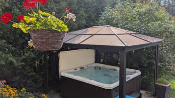 Tina de hidromasaje al aire libre