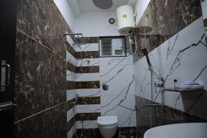 Ein Badezimmer mit Toilette, Dusche und Waschbecken.