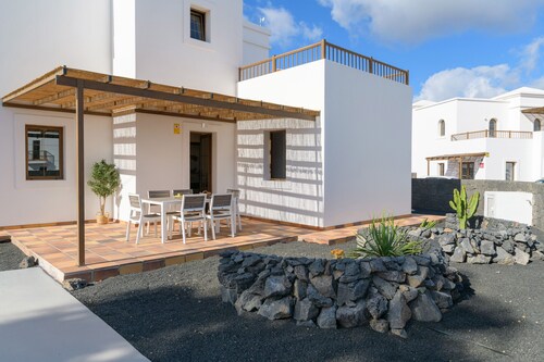 Ca Villa Esmeralda, Volcán y Lava