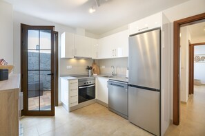 Een koelkast, een magnetron, een oven, een vaatwasser