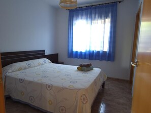 3 bedrooms, bed sheets - Spacious house with private pool, WiFi, parking and pets allowed, 250m from the beach (Deltebre)