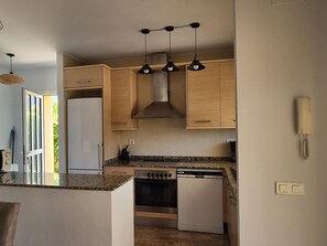 Private kitchen - Spacious house with private pool, WiFi, parking and pets allowed, 250m from the beach (Deltebre)