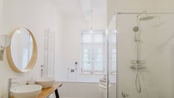 Haartrockner, Handtücher, Seife, Toilettenpapier
