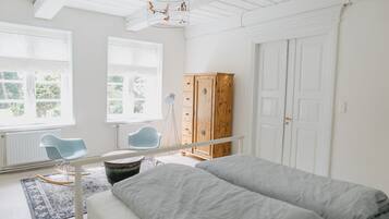 2 Schlafzimmer, Zimmersafe, Schreibtisch, Bügeleisen/Bügelbrett