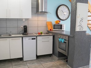 Kylskåp, mikrovågsugn, ugn och spishäll