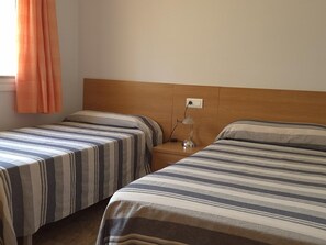 3 bedrooms, free WiFi, bed sheets - Cozy house with private pool, Wi-Fi, pet-friendly, near the beach (Deltebre)