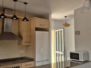 Microwave, oven, stovetop, dishwasher - Cozy house with private pool, Wi-Fi, pet-friendly, near the beach (Deltebre)