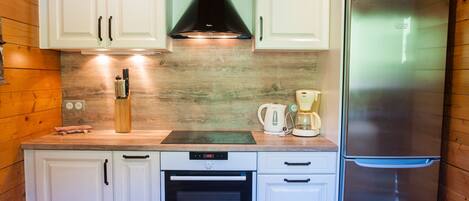 Réfrigérateur, micro-ondes, four, plaque de cuisson