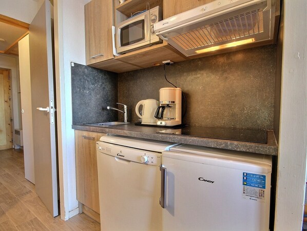 Fridge, dishwasher