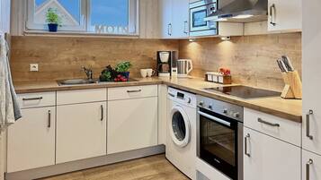 Een koelkast, een microgolfoven, een oven, een kookplaat