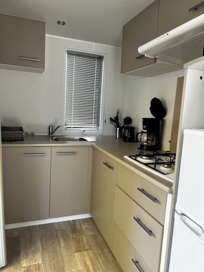 Kühlschrank, Mikrowelle, Herdplatte, Wasserkocher mit Kaffee-/Teezubehör