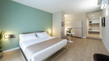 Roupas de cama premium, edredons de pluma, camas Tempur-Pedic, frigobar