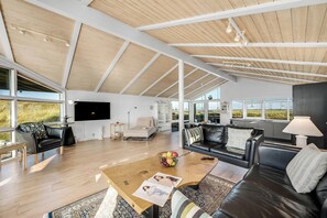 Living area - Nice holiday home with sea view, outdoor spa and outdoor sauna. (Ringkøbing)