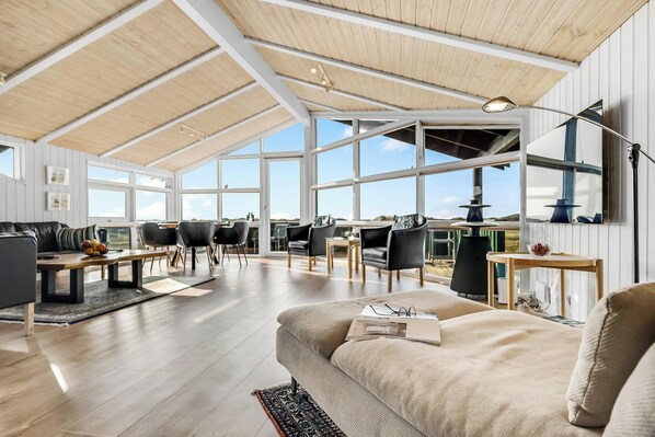 Living area - Nice holiday home with sea view, outdoor spa and outdoor sauna. (Ringkøbing)