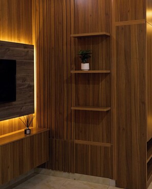 Apartament de luxe, vistes a la piscina | Escriptori, espai de treball apte per a portàtils i wifi gratuïta