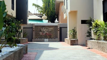 Vista frontal de la propiedad