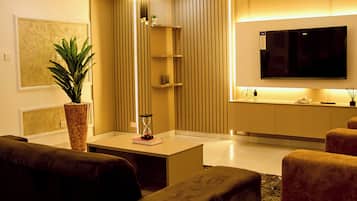 Luxury Apartment, Pool View | Meja, ruang kerja komputer riba, Wi-fi percuma