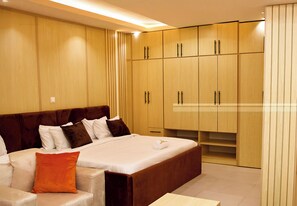 Luxury Studio | Desk, laptop workspace, free WiFi - Kentucky Homes Luxury (Lekki)