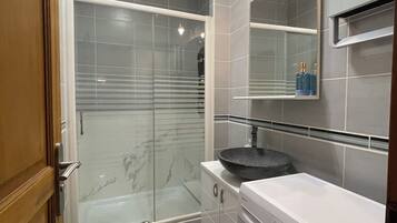 Douche, sĂšche-cheveux, serviettes fournies, papier toilette