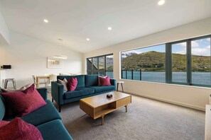 TV, stereo - Shore Rise, lake and mountain views Queenstown (Queenstown)