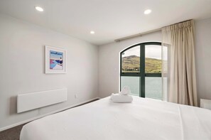 3 bedrooms, iron/ironing board, travel crib, WiFi - Shore Rise, lake and mountain views Queenstown (Queenstown)